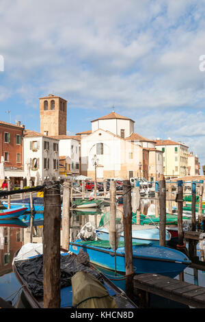 Vista panoramica del Canal Vena, Sant'Andrea Chiesa e barche da pesca, Chioggia, laguna di Venezia, Venezia, Italia Foto Stock