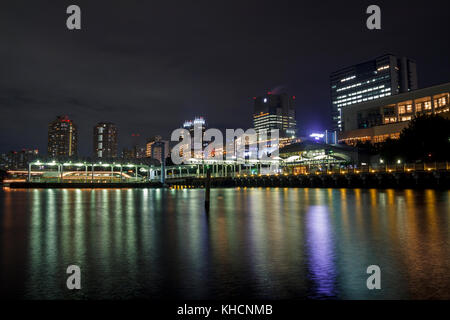 Il lungomare in Odaiba, una grande isola artificiale nella baia di Tokyo, sviluppato a partire dagli anni Novanta come un importante commerciale, residente Foto Stock