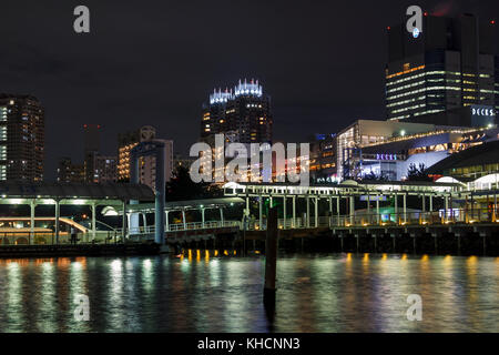 Il lungomare in Odaiba, una grande isola artificiale nella baia di Tokyo, sviluppato a partire dagli anni Novanta come un importante commerciale, residente Foto Stock