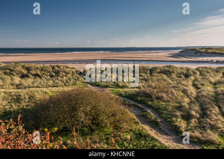 La Aln estuario e spiaggia, con Coquet Island all'orizzonte. Alnmouth Northumberland, Regno Unito in una bella giornata autunnale, Novembre 2017 con spazio di copia Foto Stock
