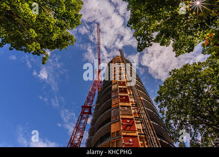Alto edificio di gru costruisce i grattacieli e case moderne Foto Stock