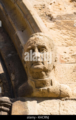 Regno Unito, Tewkesbury, pietra dettaglio sul portone di ingresso di Abbazia e Chiesa di Santa Maria Vergine - architettura normanna. Foto Stock