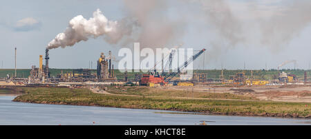 Paesaggio industriale e attrezzature pesanti per oil sands industria, l'inquinamento ambientale. Foto Stock