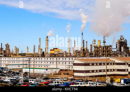 Uno dei più grandi produttori mondiali di petrolio grezzo sintetico da sabbie dell'olio. parcheggio nella parte anteriore e di tubi di fumo sul retro. Foto Stock