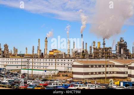 Maggiori produttori di petrolio grezzo sintetico da sabbie dell'olio. in background, parcheggio in primo piano, pipe. Foto Stock