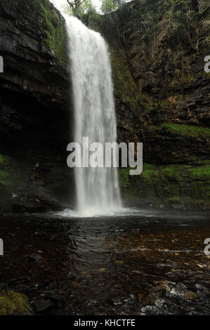 Henrhyd falls / sgwd henrhyd. a 90 piedi, questo è il più alto la cascata nel Galles del Sud. Foto Stock