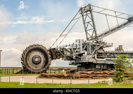 Paesaggio industriale e attrezzature pesanti per oil sands industria, enorme scavatrice Foto Stock