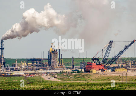 Maggiori produttori di petrolio grezzo sintetico da sabbie dell'olio. L'Athabasca oil sands. pipe e olio pesante attrezzatura, su strada e per auto. Foto Stock