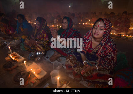 Dacca in Bangladesh. Xiv nov, 2017. devoti di partecipare con la preghiera a bruciare incenso e luce di lampade a olio prima di rompere il digiuno durante un festival religioso chiamato rakher upobash in barodi, vicino a Dacca in Bangladesh nel novembre 14, 2017. Credito: azim khan ronnie/Pacific press/alamy live news Foto Stock