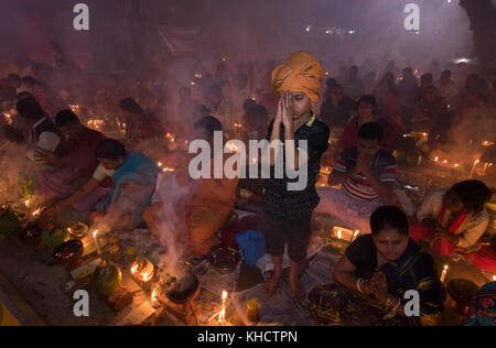 Dacca in Bangladesh. Xiv nov, 2017. devoti di partecipare con la preghiera a bruciare incenso e luce di lampade a olio prima di rompere il digiuno durante un festival religioso chiamato rakher upobash in barodi, vicino a Dacca in Bangladesh nel novembre 14, 2017. Credito: azim khan ronnie/Pacific press/alamy live news Foto Stock