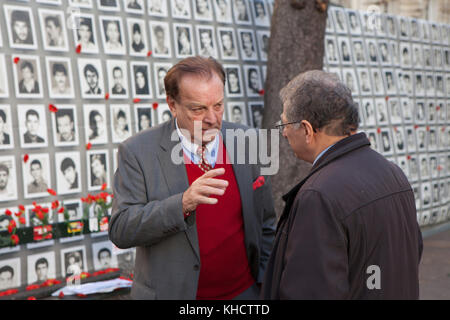 Parigi, Francia. Xiv nov, 2017. pierre bercis, presidente dei nuovi diritti umani (ndh) Parigi. una mostra sui diritti umani in Iran è stata tenuta il 14 novembre 2017, vicino all'Assemblea nazionale francese a Parigi. Questa mostra è parte della campagna internazionale per chiedere giustizia per le vittime del massacro del 1988 in Iran il carcere. L'open-air mostra è stata visitata da diversi membri dell'Assemblea nazionale francese. Credito: siavosh hosseini/Pacific press/alamy live news Foto Stock