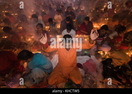 Dacca in Bangladesh. Xiv nov, 2017. devoti di partecipare con la preghiera a bruciare incenso e luce di lampade a olio prima di rompere il digiuno durante un festival religioso chiamato rakher upobash in barodi, vicino a Dacca in Bangladesh nel novembre 14, 2017. Credito: azim khan ronnie/Pacific press/alamy live news Foto Stock