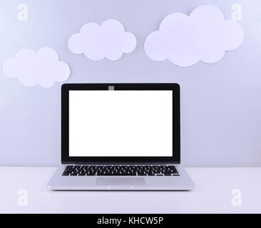 Elegante area di lavoro con computer portatile e sticky notes a casa o in studio. Foto Stock