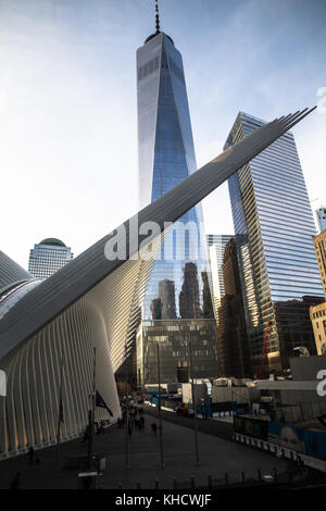 New York City - Novembre 11, 2017: vista del world trade center di manhattan con occhio ed edifici in vista. Foto Stock