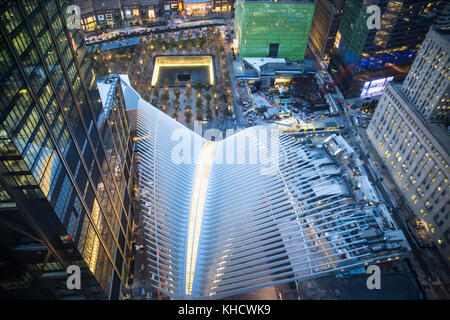 Vista notturna del world trade center di manhattan inferiore visto da sopra con edifici e oculi in vista Foto Stock