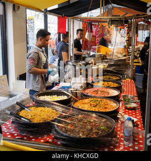 Indian street food in stallo Brick Lane Market. London 2017. Formato quadrato. Foto Stock