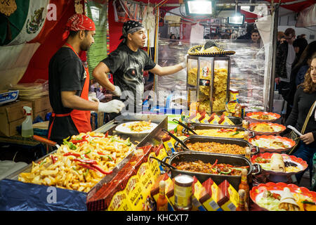 Mexican street food in stallo Brick Lane Market. London 2017. Formato orizzontale. Foto Stock
