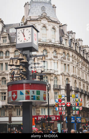 Glockenspiel svizzero (suono) orologio in Leicester Square. Londra, 2017. Formato verticale. Foto Stock