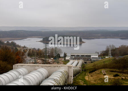 Pompato storage power plant. vista del serbatoio dell'acqua. vista del tubo in una pompata storage power plant. La stagione autunnale Foto Stock