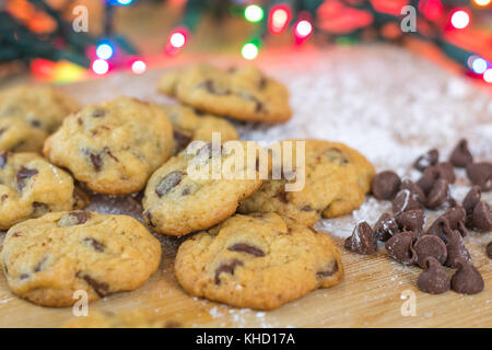 Cioccolato appena sfornati sulla tavola di legno con luci colorate in background, il fuoco selettivo Foto Stock