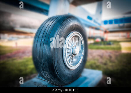 Vecchio atterraggio aereo ruota dentata closeup su sfondo sfocato. Foto Stock