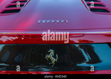 Ferrari panching cavallo emblema sulla Ferrari auto Foto Stock