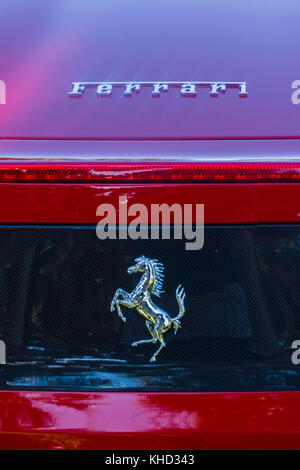 Ferrari panching cavallo emblema sulla Ferrari auto Foto Stock