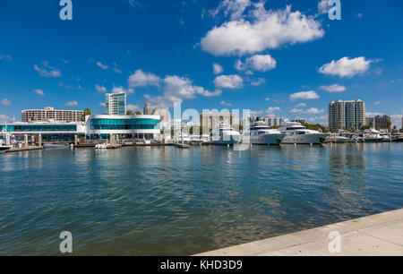 Lungomare di Srasota dal Bayfron Park a Sarasota, Florida, negli Stati Uniti Foto Stock