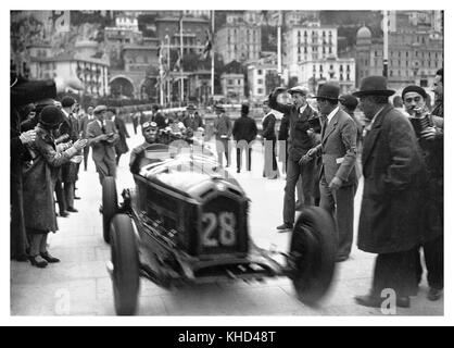 GRAN Premio DI MONACO Nuvolari Vincitore 1932 Gran Premio di Monaco. Tazio Nuvolari nel suo giro di parata vincente con fiori di vittoria che celebra la sua vittoria con opere preparate al numero 28 Alfa Romeo al Gran Premio di Monaco 1932 al circuito di Monaco Gran Premio di Monaco, Monaco-Ville, Francia Foto Stock