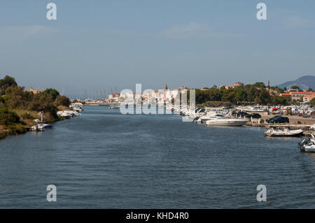 Corsica: skyline e la marina del villaggio di pescatori di saint-Florent, estate popolare luogo di vacanza sulla costa occidentale della haute Corse Foto Stock