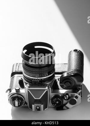 Nikon FE reflex a lente singola 35mm professional telecamera cinematografica lanciata per la prima volta nel 1978 e rimase in produzione fino al 1983. Foto Stock