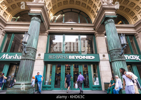 New york, ny Bed Bath & Beyond lungo con tj maxx e Marshall's occupano il siegel-cooper edificio a 620 Avenue of the Americas. La ghisa edificio Beaux Arts in una parte del Ladies Mile storico distretto nonché il Flatiron District nel quartiere di Chelsea di Manhattan. © stacy rosenstock walsh Foto Stock