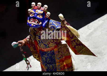 Monaco tibetano danze sul sacro mistero buddista in un blu mahakala costume. Foto Stock