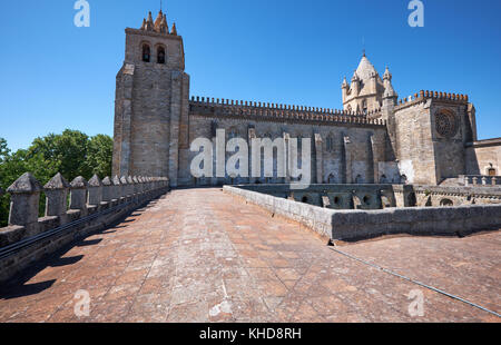 La vista della cattedrale (se) navata centrale, massicce torri, la torre della lanterna e grande finestra con il gotico tracery dal tetto del chiostro gotico. evo Foto Stock