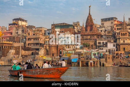 Il turista a godere di una gita in barca sul sacro fiume Gange affacciato sulle antiche costruzioni architettoniche e templi di varanasi banca di fiume, India. Foto Stock