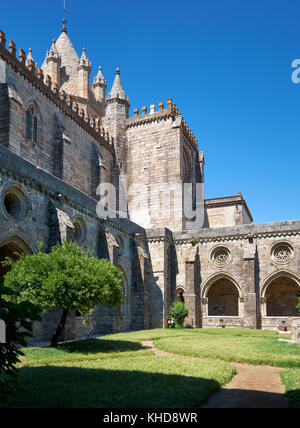 La vista del Duomo (se) di Evora con il chiostro circumjacent cortile interno. Evora Portogallo. Foto Stock