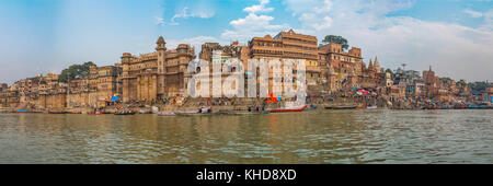 Vista panoramica di Varanasi e architettura della città e del fiume Gange ghats come osservato da una barca sul fiume. Foto Stock