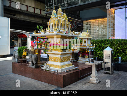 Bangkok, Tailandia - 15 giugno, 2016. Un po' di tempo un santuario in un edificio moderno a Bangkok, Thailandia. Bangkok è ben conosciuto per la sua vibrante vita di strada e Foto Stock
