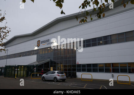 Una visione generale del fulfilment Centre di Amazon a Kingston Park a Peterborough mentre il rivenditore online si prepara per il Black Friday. Foto Stock