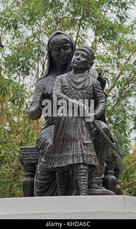 L'immagine di Bal Shivaji e Jijabai statua a Veermata Jijabai Bhonsle udyan in Mumbai, India Foto Stock
