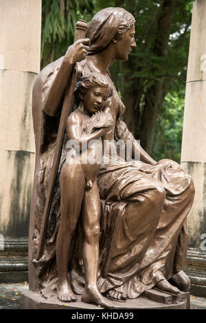 L'immagine della regina Victoria statua a Veermata Jijabai Bhonsle udyan in Mumbai, India Foto Stock