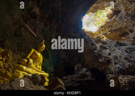 Immagine del buddha in khao luang grotta in petchaburi, provincia di Thailandia. Foto Stock