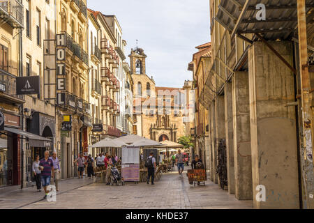 Salamanca spagna - 2 settembre 2017. vivace la mattina presto street scene in Salamanca con chiesa in background Foto Stock