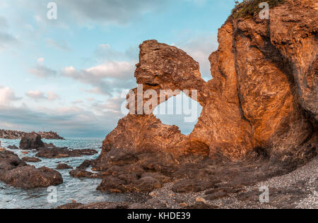 Australia rock closeup a Narooma, NSW, Australia incandescente in arancione tramonto Foto Stock