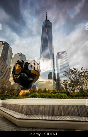 La sfera al Liberty Park e libertà torre sul retro nella città di New York Foto Stock