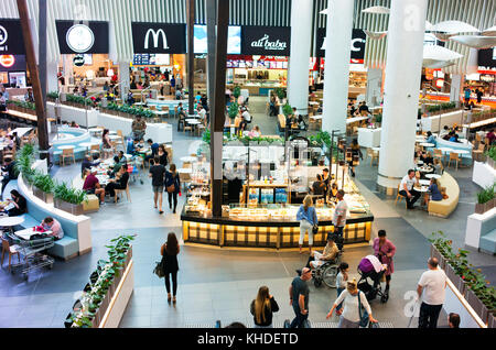 Gli amanti dello shopping e il food hall all'interno di Robina Town Center, il secondo centro commerciale più grande sul la Gold Coast di Queensland. Foto Stock