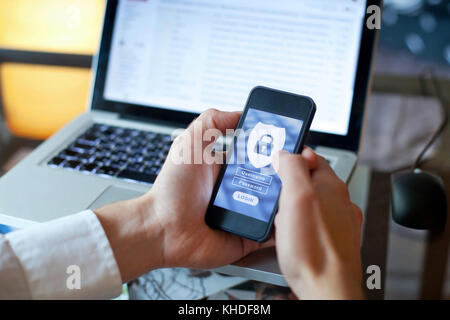 Sicurezza dei dati concetto, l'applicazione mobile access, login e password Foto Stock