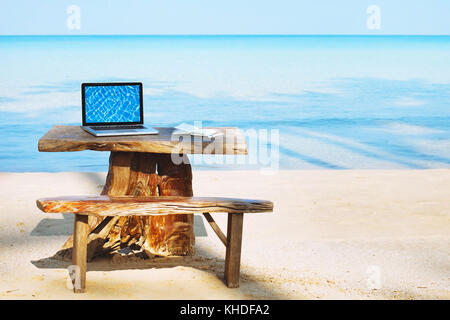 Ufficio del freelancer sulla spiaggia, computer laptop con schermo vuoto e nessuno, concetto freelance Foto Stock