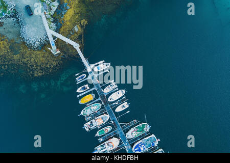 Vista aerea del molo e delle barche dalla cima di fuco Foto Stock