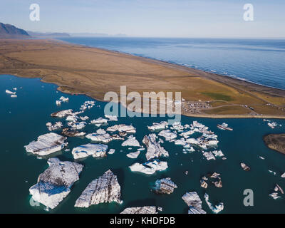 La splendida natura di Islanda, antenna paesaggio del lago glaciale con iceberg galleggianti Foto Stock